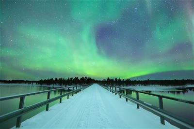 Aurora borealis über einer Brücke